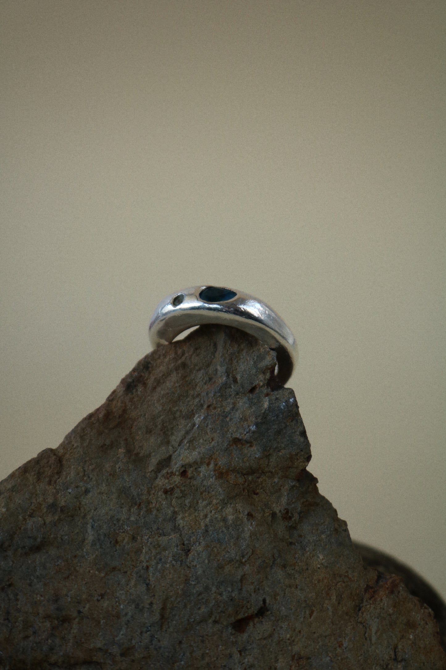Anillo dos piedras