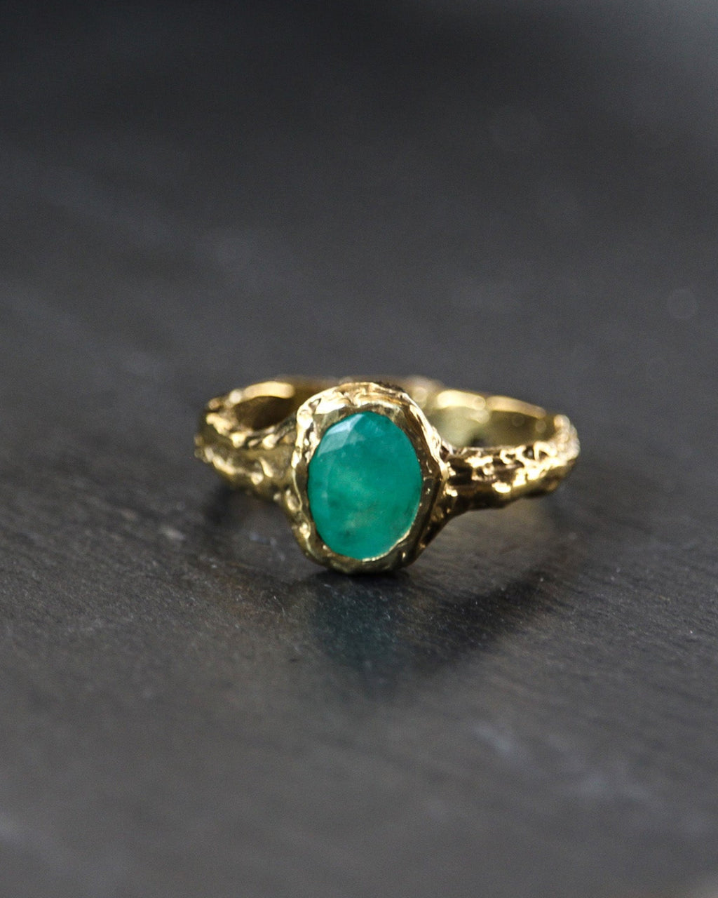 Anillo esmeralda solitario